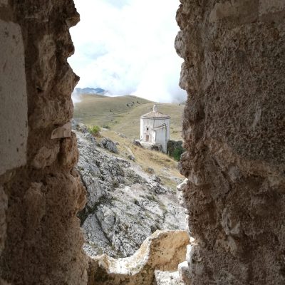 La chiesa ai piedi della Rocca