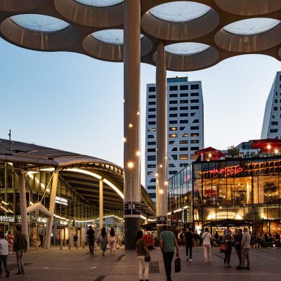 Stazione ferroviaria e centro commerciale